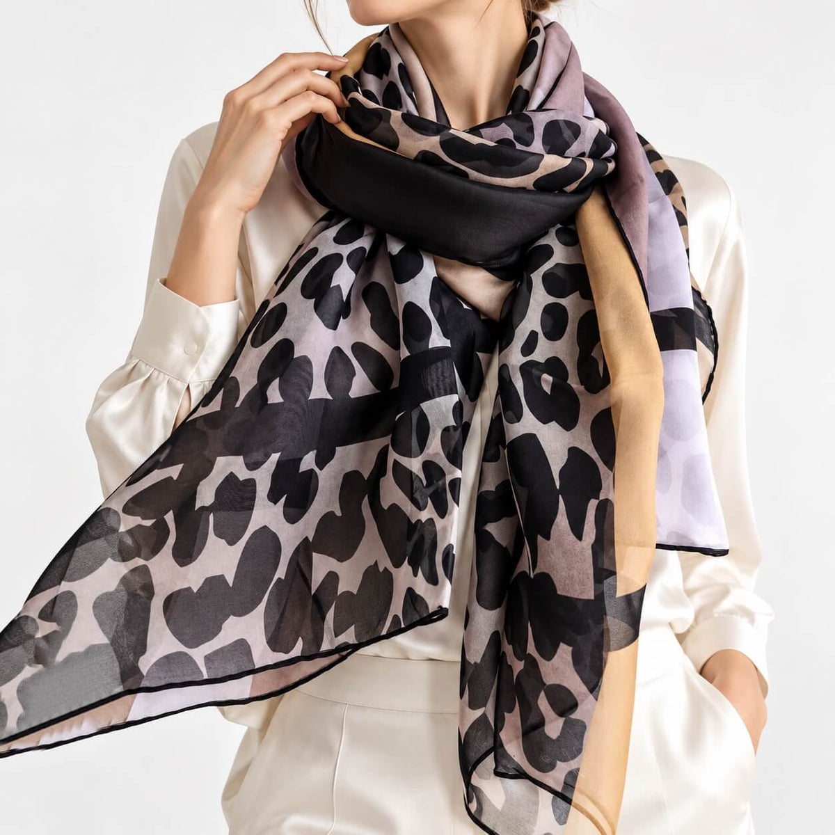 Sciarpa di seta con stampa animalier