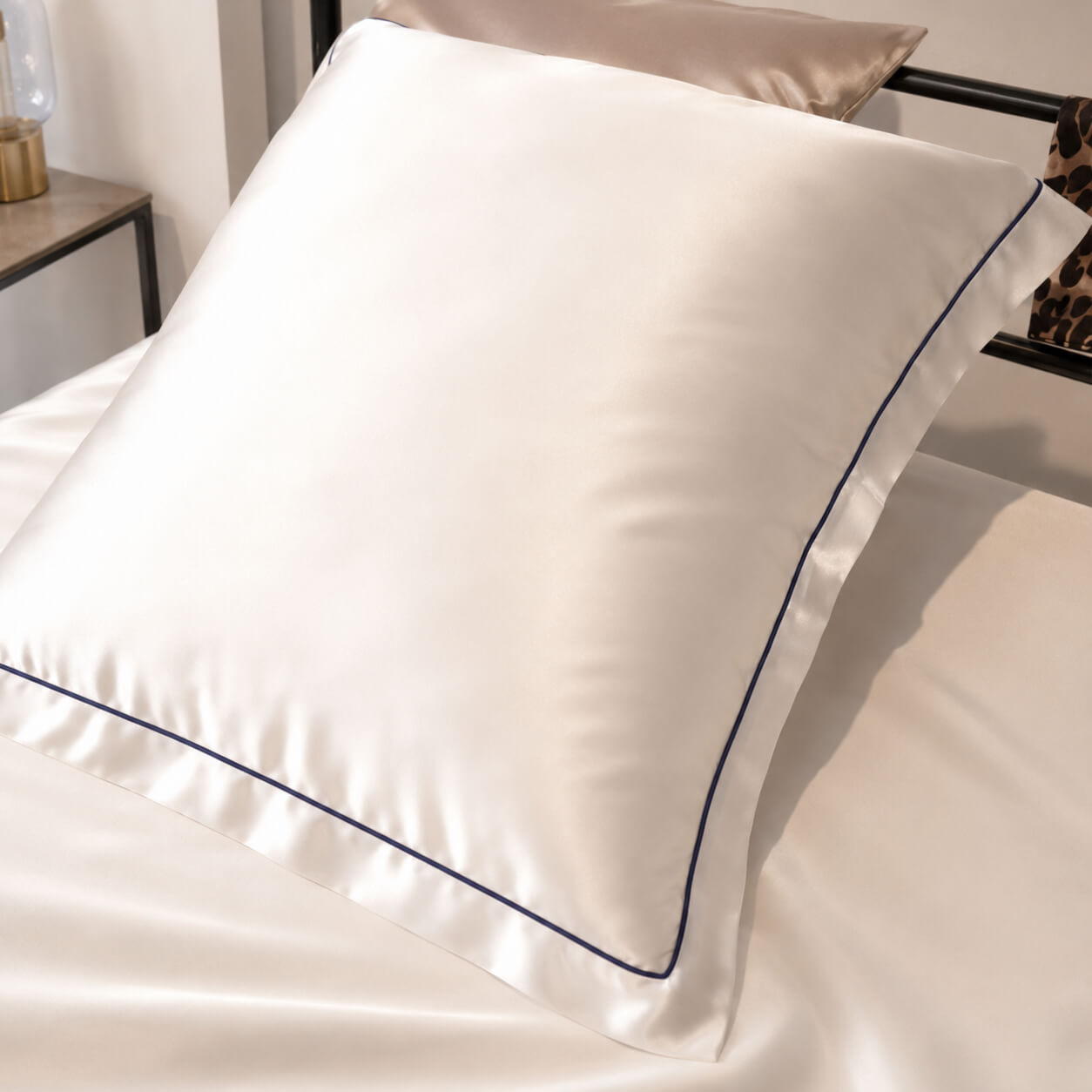 Completo lenzuola in seta Elegance con bordino blu - 22 momme