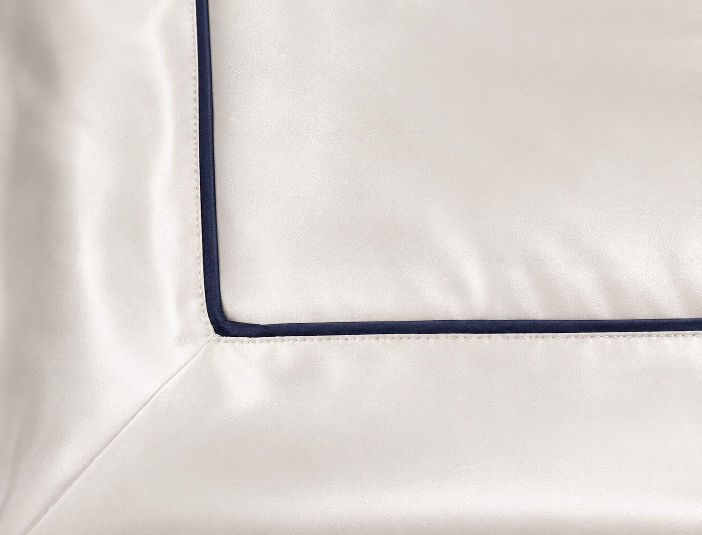 Completo lenzuola in seta Elegance con bordino blu - 22 momme