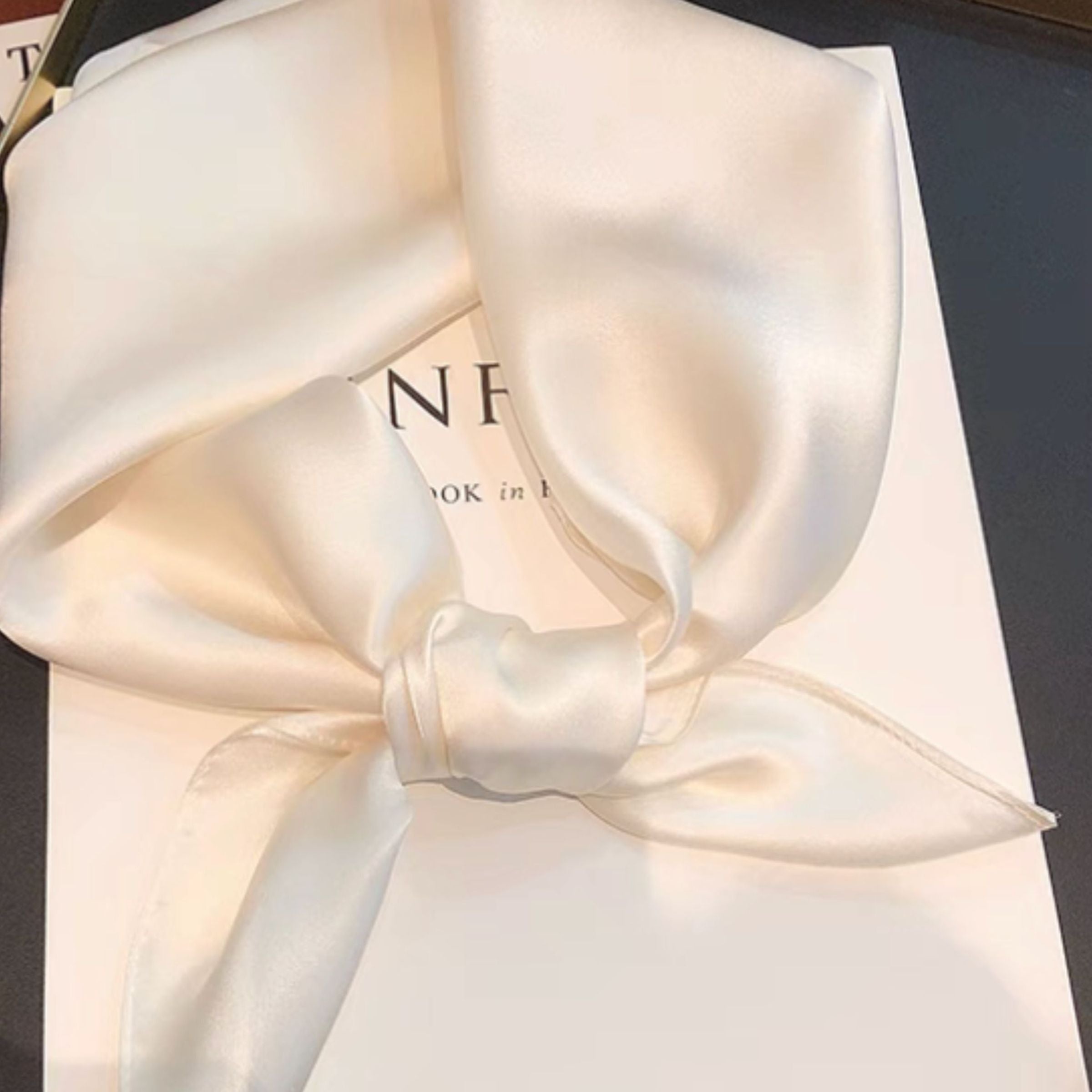 Foulard en soie unie (carrée)